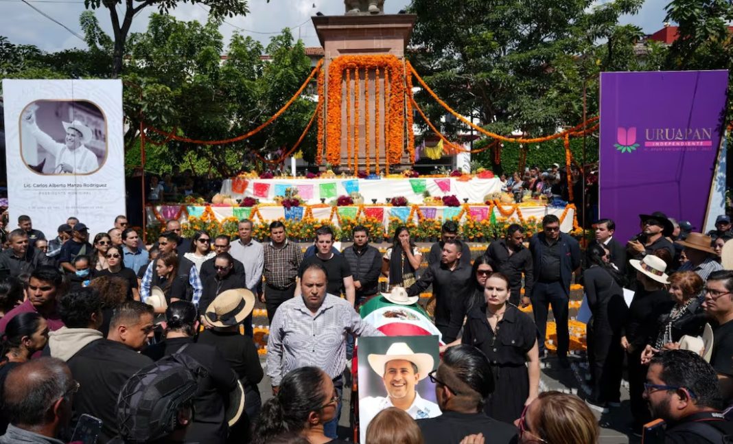 QAOV52VCLFE3ZFESW55VM35RAU Despiden en Uruapan al alcalde Carlos Manzo tras ataque armado