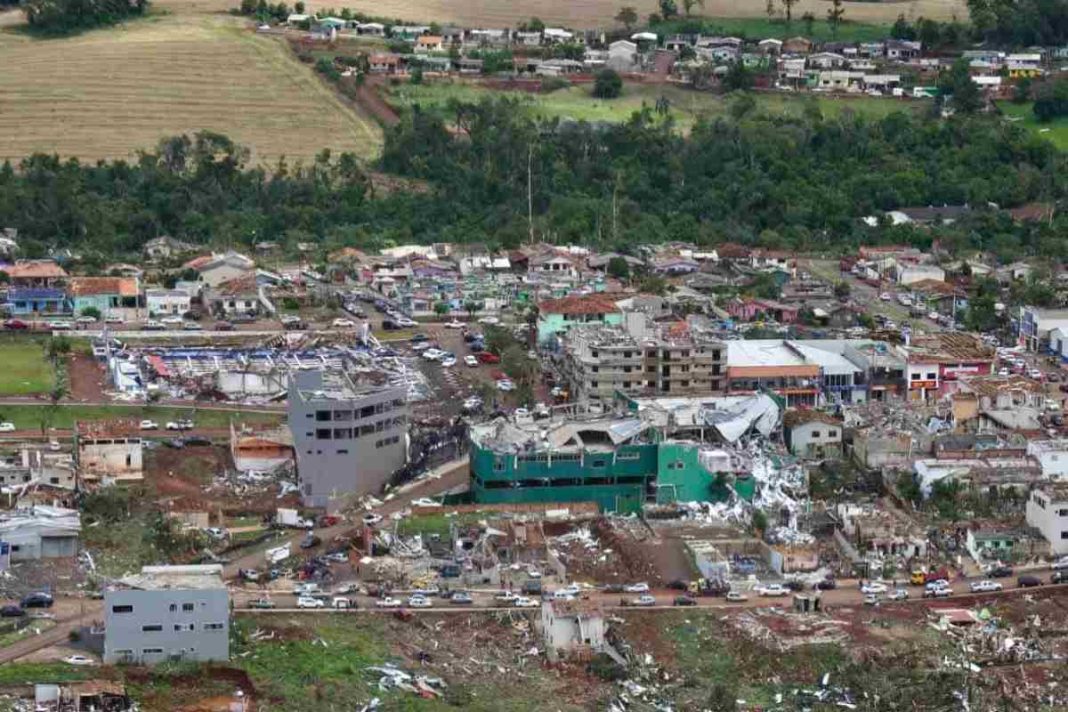 Tornado-deja-seis-muertos-y-mas-de-400-heridos-al-sur-de-Brasil-1