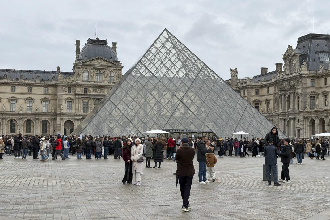 El Louvre abre sus instalaciones completamente tras el anuncio de fin de huelga El Museo del Louvre reabre tras una semana de huelga en París