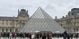 El Museo del Louvre reabre tras una semana de huelga en París El Museo del Louvre reabre tras una semana de huelga en París