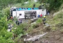 Autobús escolar cae a barranco em Colombia y deja 17 muertos; celebraban su graduación