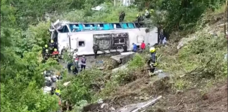 Autobús escolar cae a barranco en Colombia y deja 17 muertos; celebraban su graduación