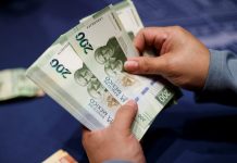 Peso mexicano inicia semana con apreciación frente al dólar