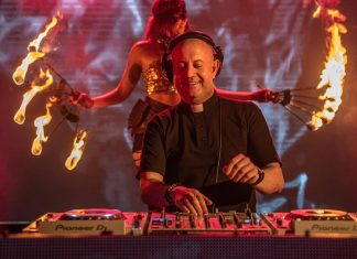 El Padre Guilherme, DJ y sacerdote, toca versión electrónica de ‘La Guadalupana’