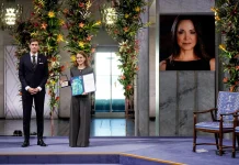 Hija de María Corina Machado recibe en su nombre el Nobel de la Paz 2025