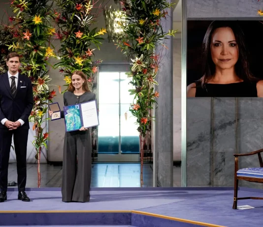 Hija de María Corina Machado recibe en su nombre el Nobel de la Paz 2025