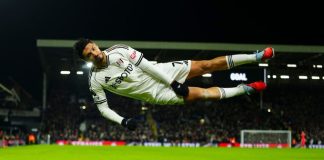 Raúl Jiménez se roba los reflectores con festejo inusual ante Chelsea