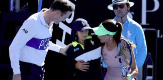 Una alcanzapelotas se desvaneció en pleno partido entre Sonmez y Alexandrova en Melbourne