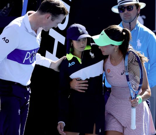 Una alcanzapelotas se desvaneció en pleno partido entre Sonmez y Alexandrova en Melbourne