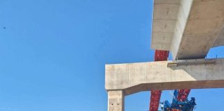 Cayó una grúa sobre un tren en Tailandia, se reportan más de 30 muertos y decenas de heridos