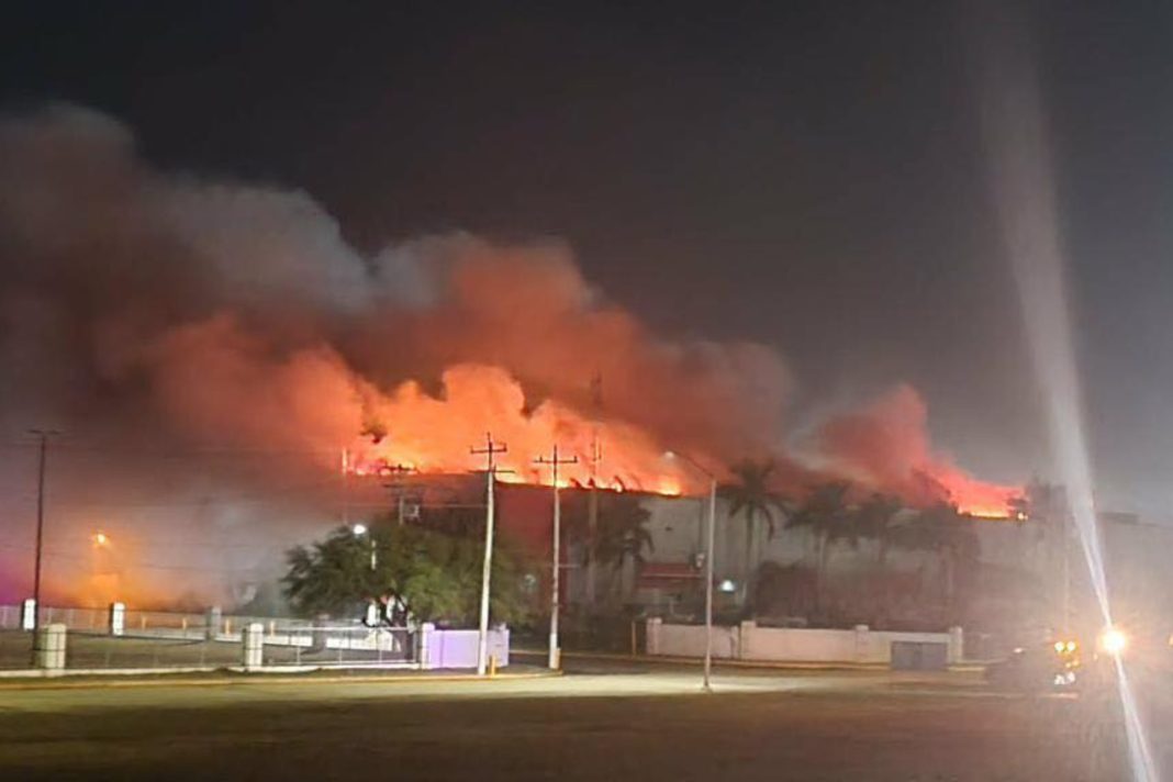 Incendio en maquiladora de Matamoros deja tres bomberos muertos
