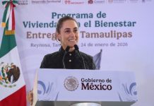 La presidenta Claudia Sheinbaum afirmó este sábado en Reynosa, Tamaulipas, que México “siempre será un país libre, independiente y soberano”. El mensaje fue pronunciado durante la entrega de viviendas del Infonavit en la ciudad fronteriza, en alusión a la relación con Estados Unidos. Sheinbaum subrayó que la relación con los países vecinos se basa en el diálogo y la cooperación, pero sin subordinación. “Negociamos, trabajamos con nuestros vecinos, pero nunca nos subordinamos”, expresó, al tiempo que reiteró que el objetivo central de su administración es la justicia social y el bienestar de la población. Justicia social y bienestar La mandataria explicó que los programas de vivienda, el aumento al salario mínimo y las políticas de bienestar forman parte de la cuarta transformación. “Hay dos palabras que guían nuestro gobierno: justicia y bienestar”, señaló ante los asistentes al evento en Reynosa. Contexto internacional Las declaraciones de Sheinbaum se producen tras una entrevista del presidente de Estados Unidos, Donald Trump, con The New York Post, en la que reiteró su disposición de atacar por tierra a los cárteles del narcotráfico. Al ser cuestionado, Trump respondió que dichos ataques “podrían ser en cualquier lugar”, incluyendo México, Venezuela o Colombia. Reunión bilateral de seguridad En paralelo, los gobiernos de México y Estados Unidos celebraron la tercera reunión del Grupo de Implementación de Seguridad (GIS) en Washington, D.C. El encuentro dio seguimiento al Programa de Cooperación sobre Seguridad Fronteriza y Aplicación de la Ley, basado en principios de respeto a la soberanía, confianza mutua, responsabilidad compartida y cooperación sin subordinación. Ambas delegaciones destacaron avances en intercambio de información aduanera, cooperación judicial y entendimiento de amenazas globales vinculadas a sistemas no tripulados. Además, Estados Unidos reconoció a México por el traslado de 37 presuntos criminales de alto impacto el pasado 20 de enero, quienes enfrentarán cargos por narcotráfico, lavado de dinero, tráfico de armas, trata de personas y narcoterrorismo.