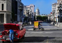 Turistas abandonan Cuba ante crisis de combustible y suspensión de vuelos