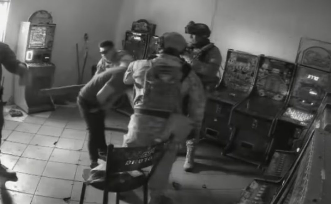 Exhibe a supuestos militares golpeando y amenazando a un joven en Peribán, Michoacán