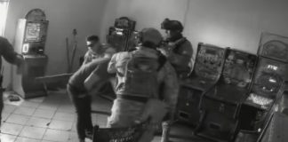 Exhibe a supuestos militares golpeando y amenazando a un joven en Peribán, Michoacán Exhibe a supuestos militares golpeando y amenazando a un joven en Peribán, Michoacán