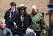 Russell Brand se declara no culpable en nueva audiencia por delitos sexuales