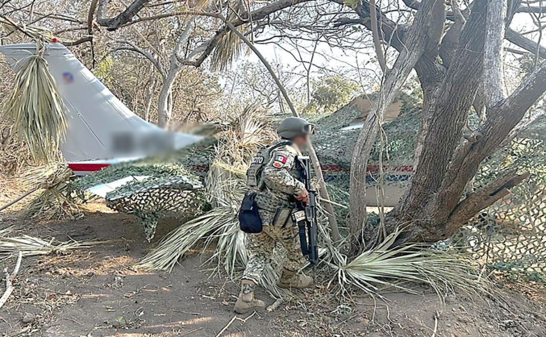 aeronave-asegurada-en-oaxaca-junto-con-dos-camionetas-y-paquetes-de-cocaina Aseguran aeronave con más de media tonelada de cocaína en Oaxaca
