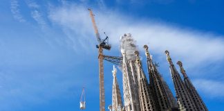 La Sagrada Familia se convierte en la iglesia más alta del mundo con la colocación de la cruz de la torre de Jesús La Sagrada Familia se convierte en la iglesia más alta del mundo con la colocación de la cruz de la torre de Jesús