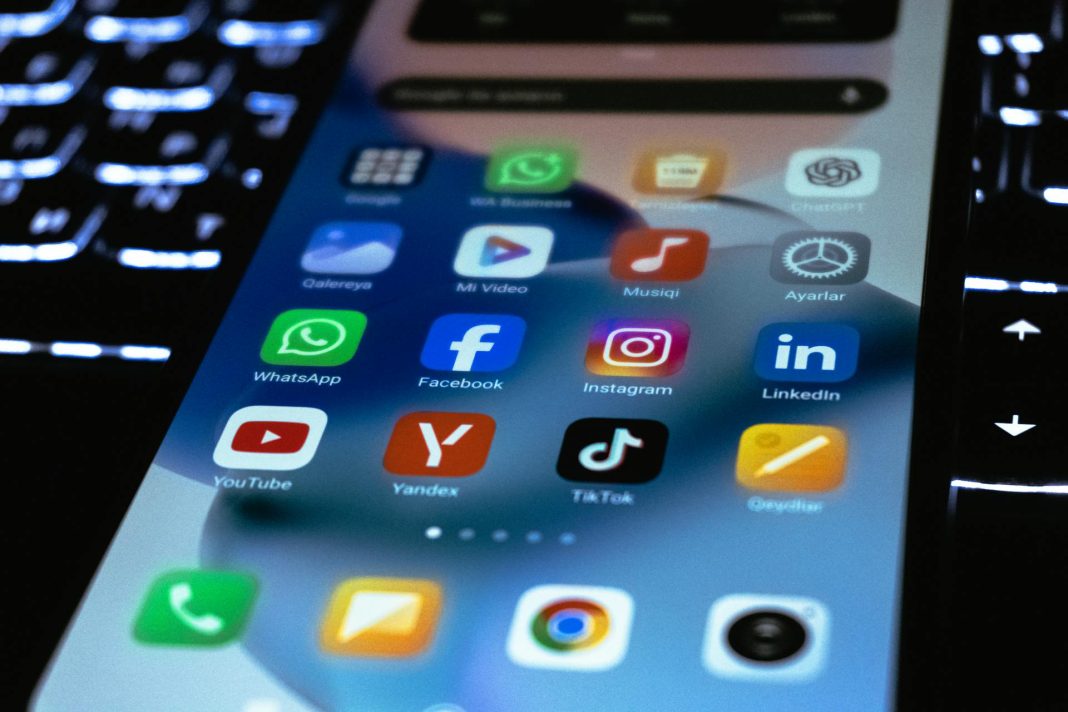 Creadores de contenido buscan frenar el uso excesivo de redes sociales