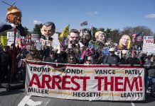 Miles de estadounidenses salen a marchar contra Trump y su guerra contra Irán