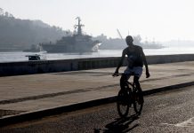 Dos buques arribaron con alimentos y suministros