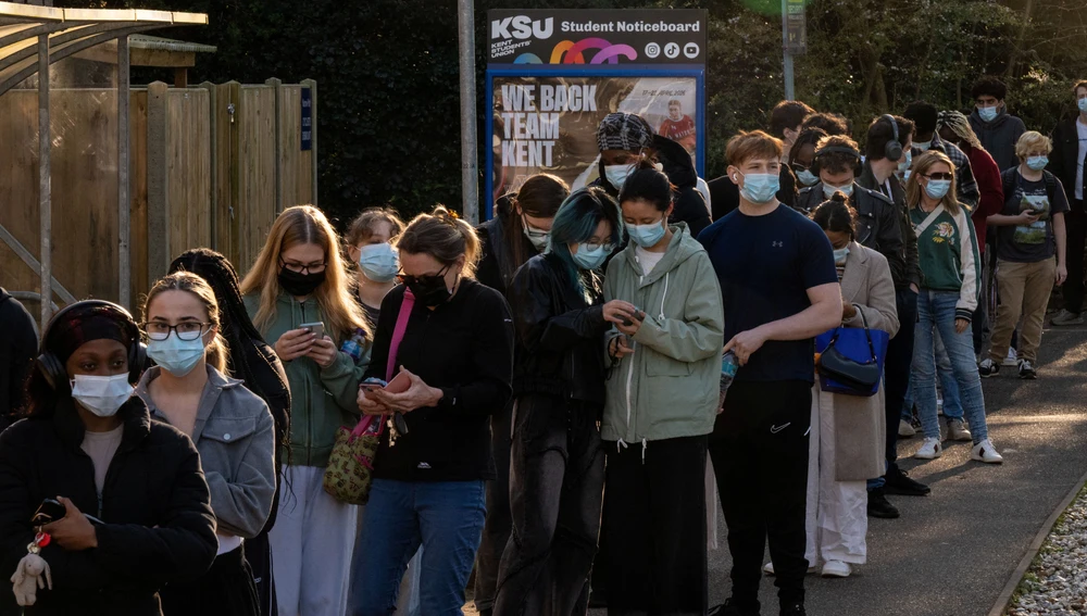 estudiantes-esperando-ser-vacunados-campus-universidad-kent-reino-unido_58