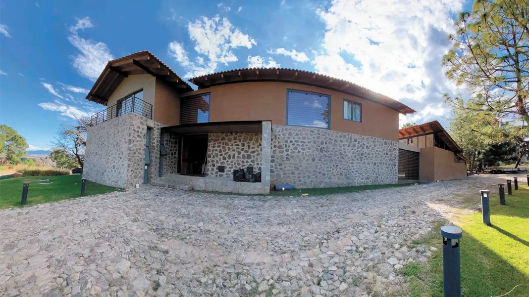 fotos--asi-es-tapalpa-country-club-el-paraiso-oculto-de-el-mencho-f0babb10-focus-0-0-1280-720