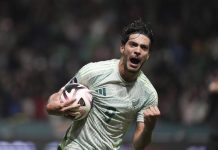 Raúl Jiménez busca ser el goleador histórico de la selección mexicana