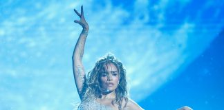 Karol G recibe premio a la Excelencia Artística Internacional en los American Music Awards 2026