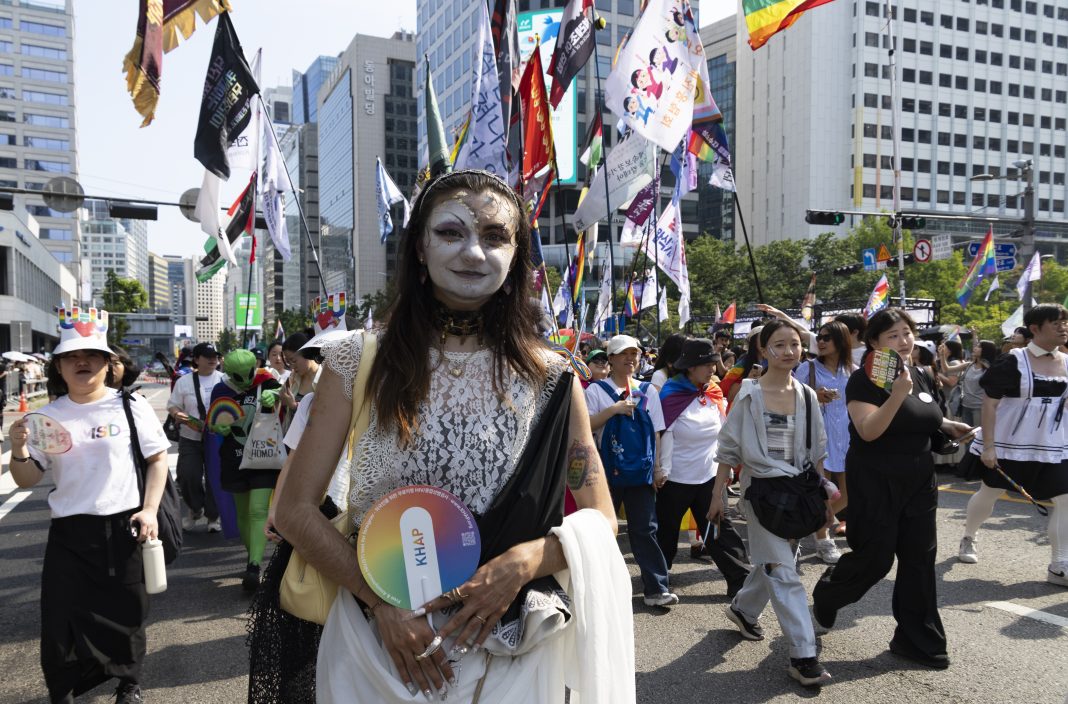 Miles de personas asisten a marcha LGTBI frente a contramanifestación cristiana