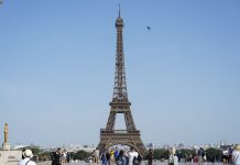 Ola de calor en Francia obliga cierre de la Torre Eiffel y deja 40 muertos en un día