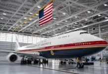 Trump presenta el nuevo Air Force One, un Boeing de lujo con los colores de EE. UU.