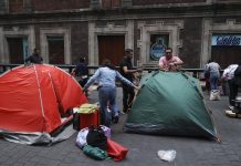 Tras acuerdo parcial con la SEP, CNTE levanta plantón en CDMX; amenaza con “reorganizarse”