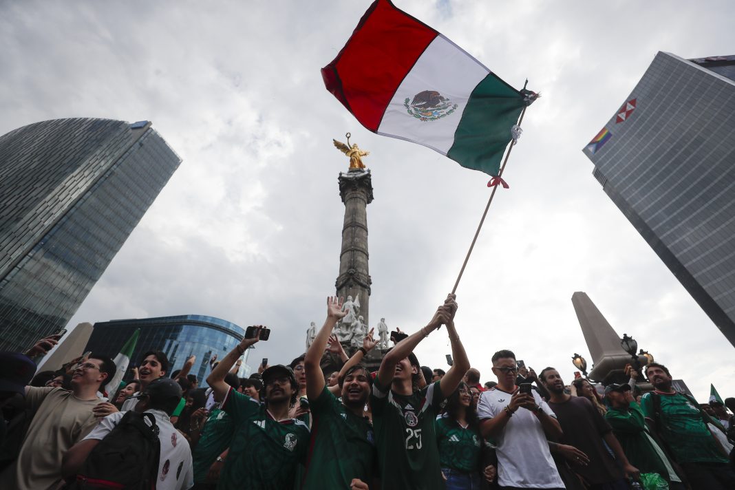 Ni la lluvia interrumpe los festejos en México tras triunfo en primer partido del Mundial