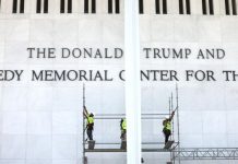 Retiran nombre de Trump de la fachada del Centro Kennedy por orden judicial