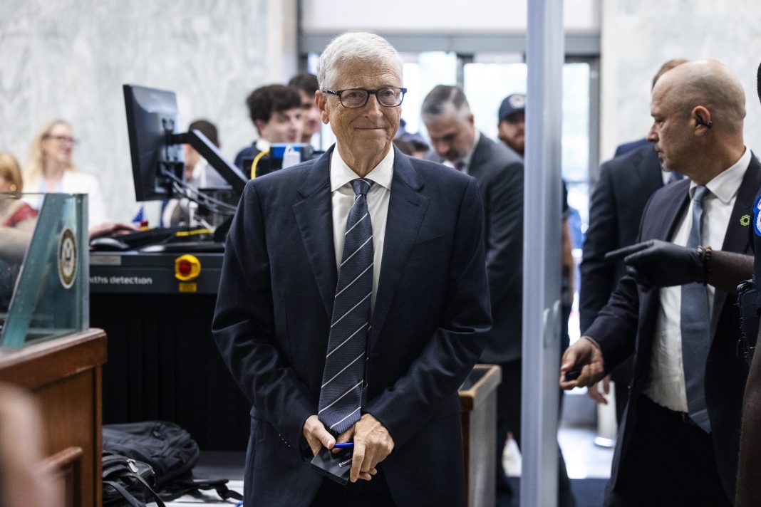 Gates se arrepiente de su relación con Epstein: