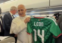 León XIV posa con la playera de la Selección Mexicana y manda mensaje rumbo al Mundial